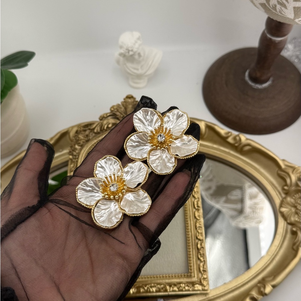 Ivory Floral Statement Earrings – Vintage-Inspired Elegance - Picture 11 of 13